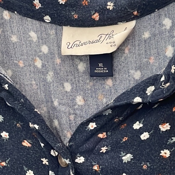 UNIVERSAL THREADS BLU FLOWER PRINT BUTTON UP SHORT SLEEVE TOP - Picture 5 of 6
